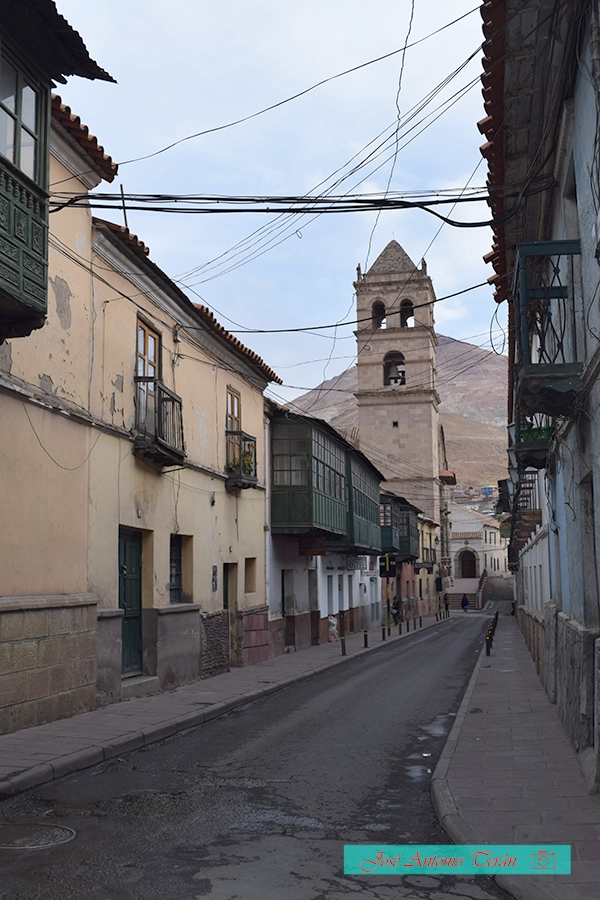 Potosí, calle Tarija con cables aéreos