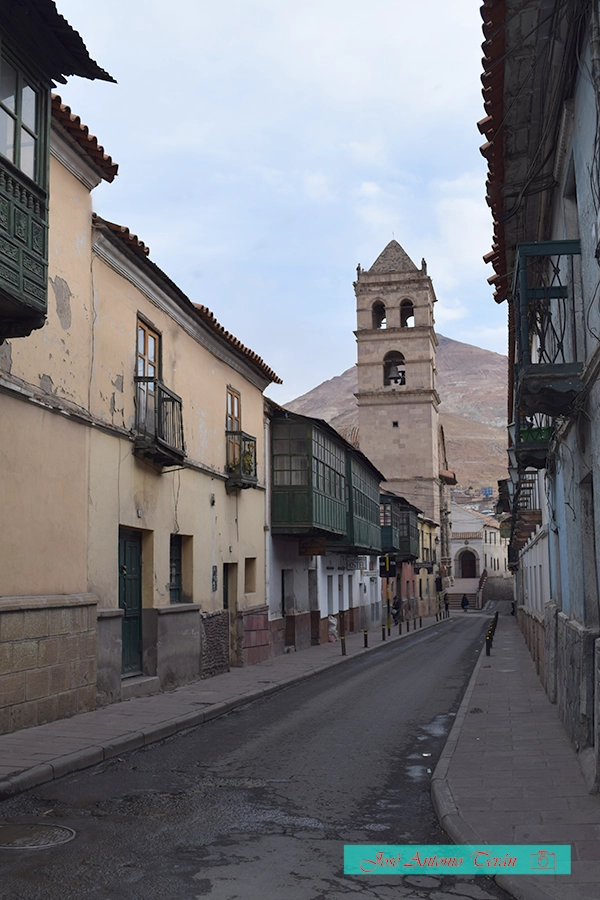 Potosí, calle Tarija sin cables aéreos